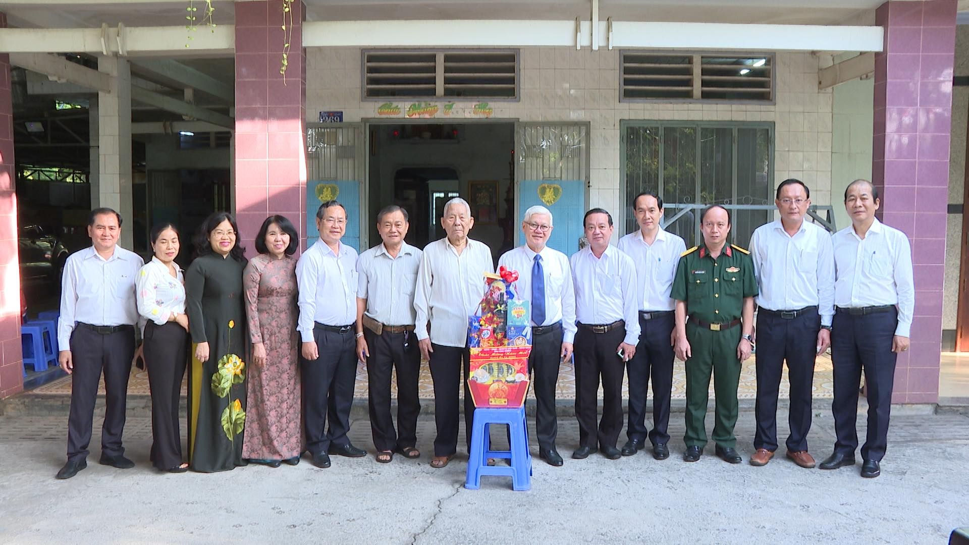 C&oacute; thể l&agrave; h&igrave;nh ảnh về 13 người