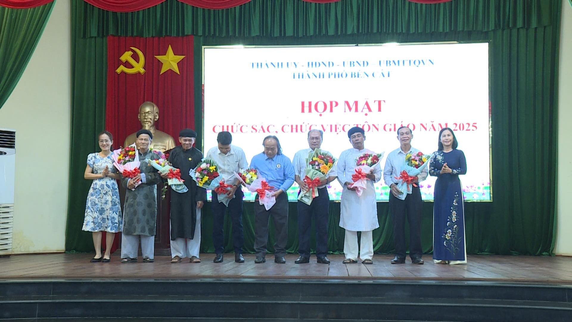 Có thể là hình ảnh về 9 người và văn bản
