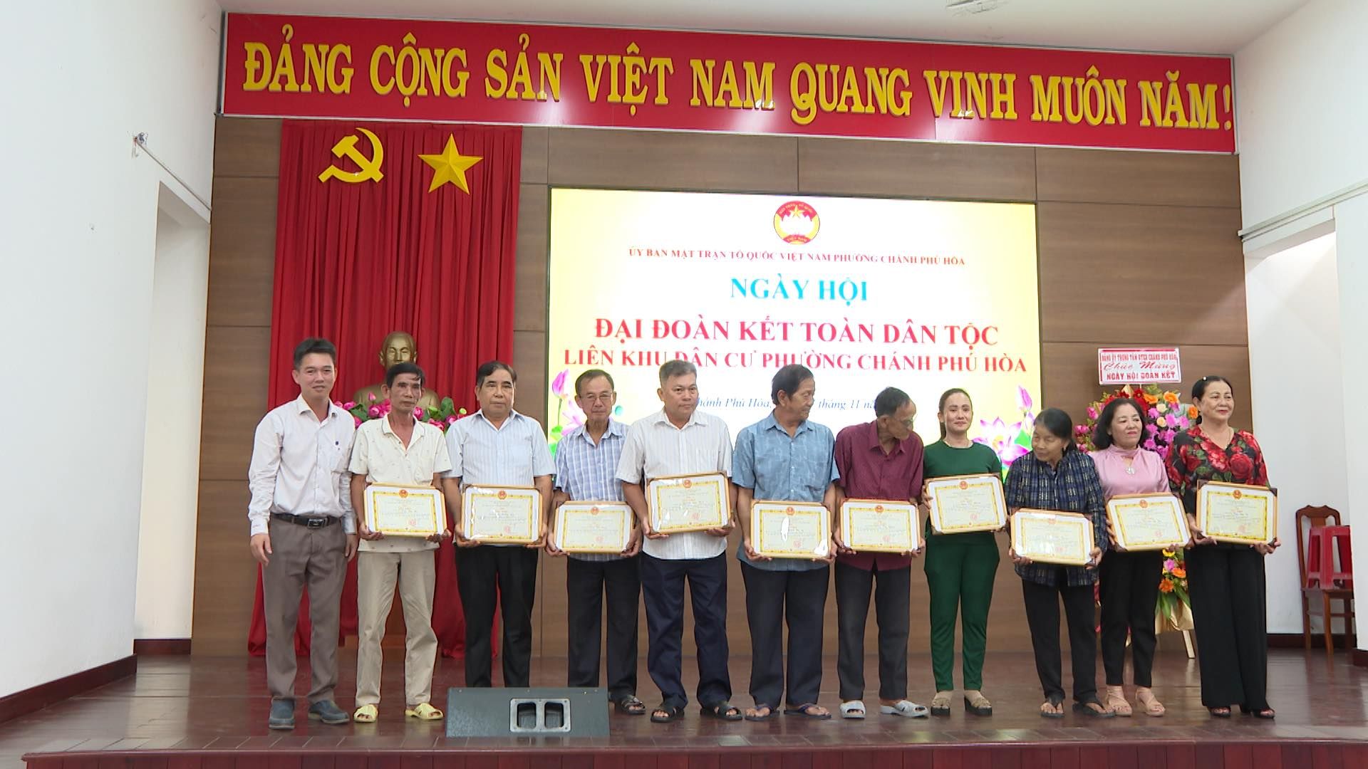 Có thể là hình ảnh về 11 người, cái bục và văn bản