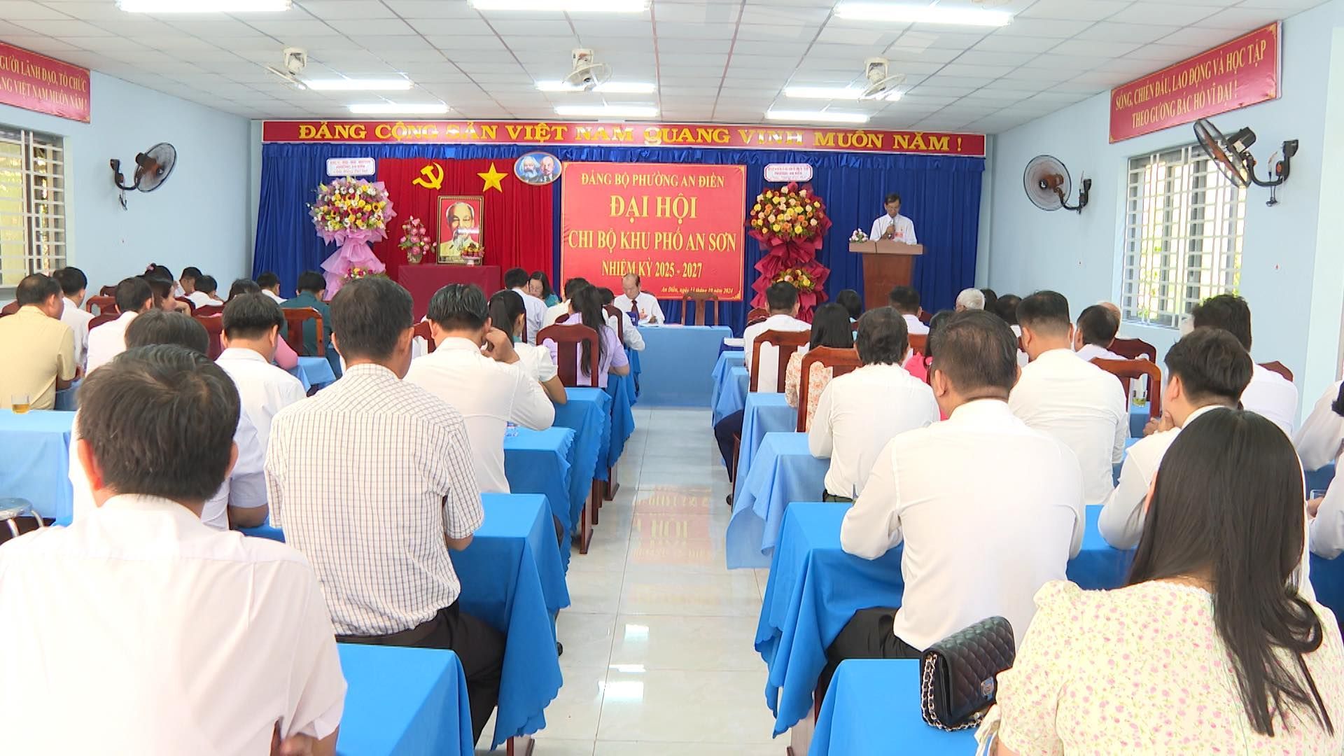 Có thể là hình ảnh về 9 người và văn bản