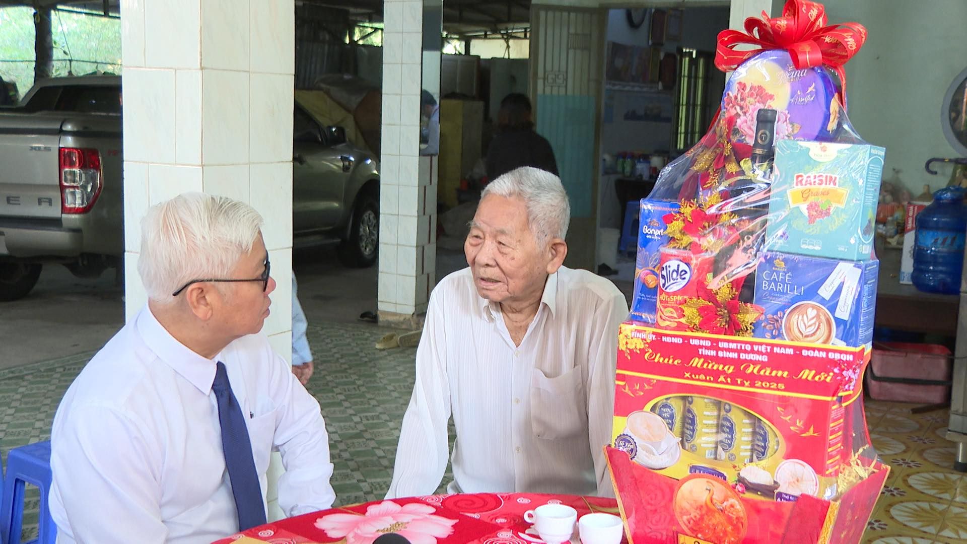 C&oacute; thể l&agrave; h&igrave;nh ảnh về 3 người v&agrave; văn bản