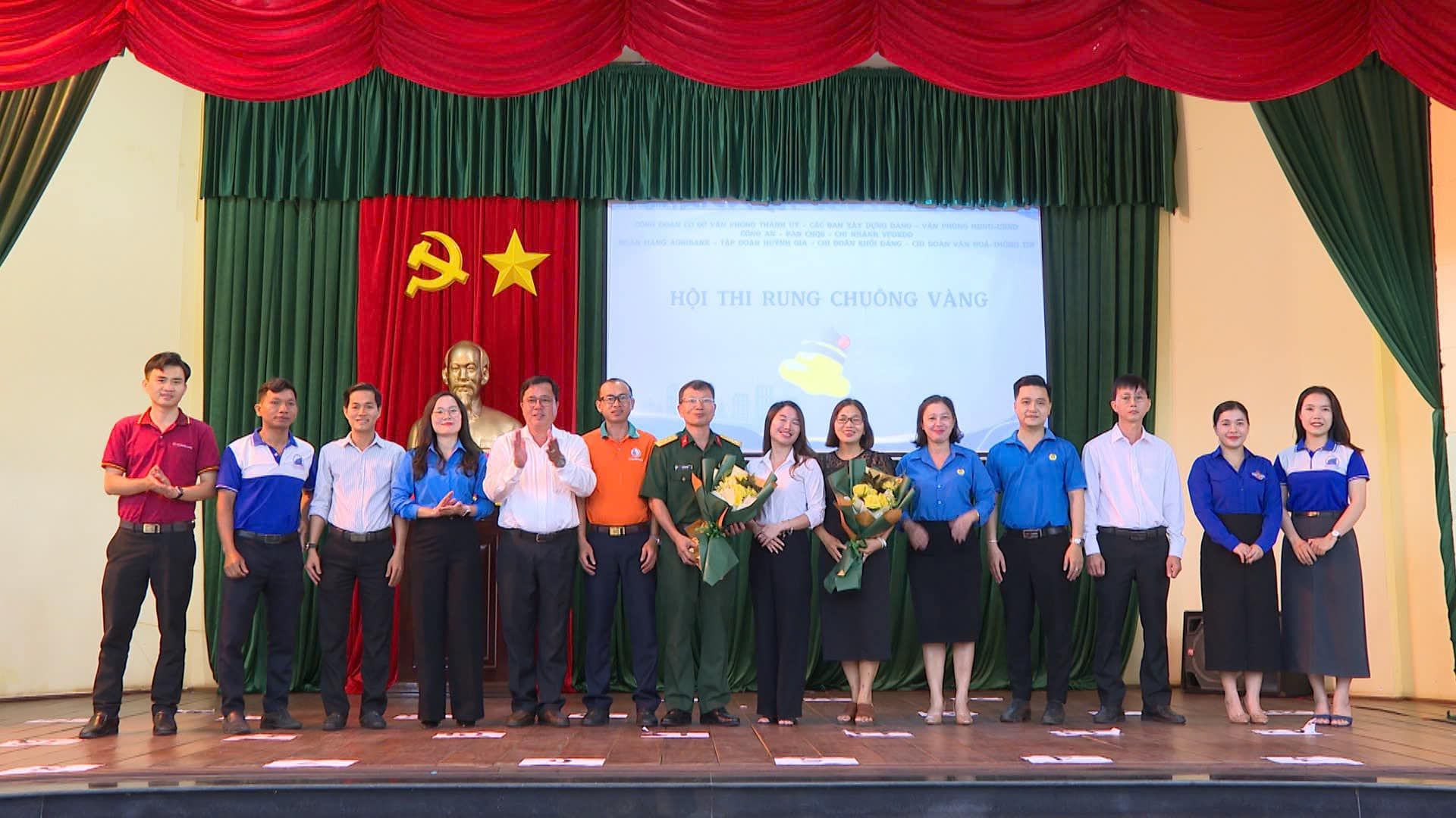 Có thể là hình ảnh về 14 người và văn bản