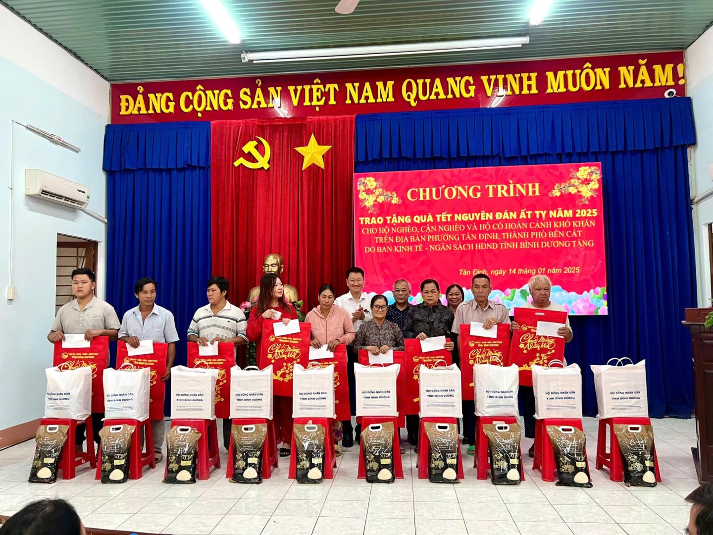 Có thể là hình ảnh về 9 người và văn bản