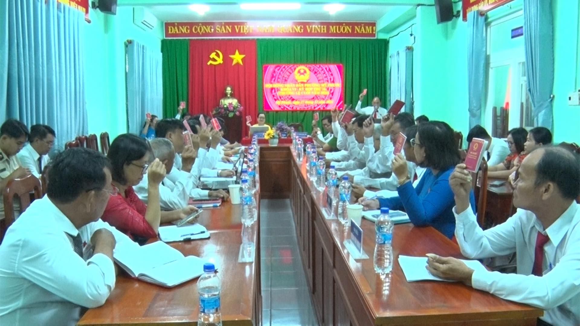 Có thể là hình ảnh về 7 người, mọi người đang học và văn bản