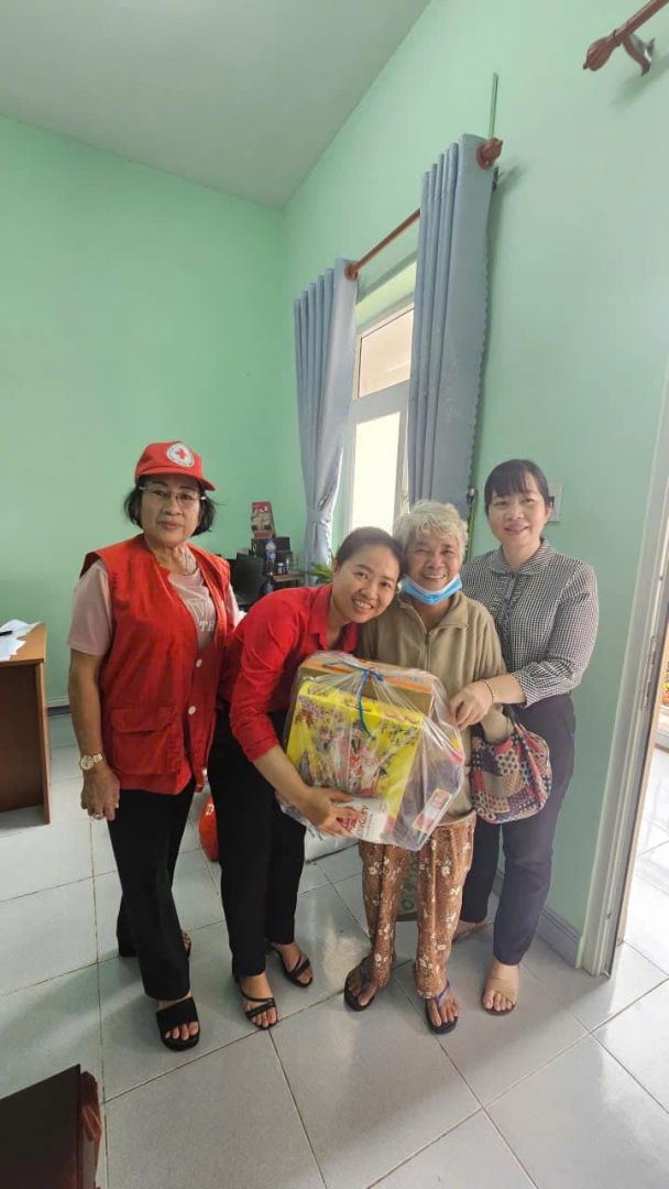 Có thể là hình ảnh về 4 người, mọi người đang cười, bệnh viện và văn bản