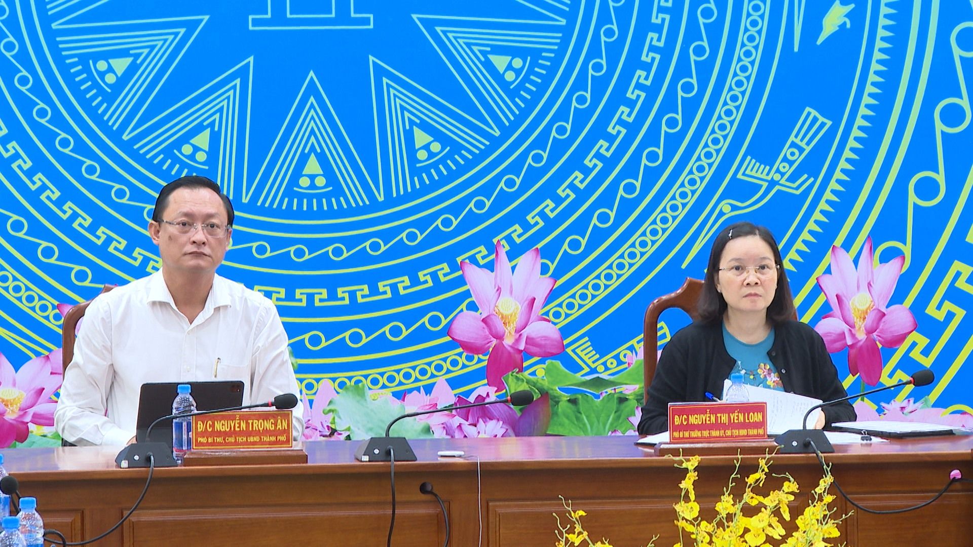Có thể là hình ảnh về 2 người, cái bục và văn bản