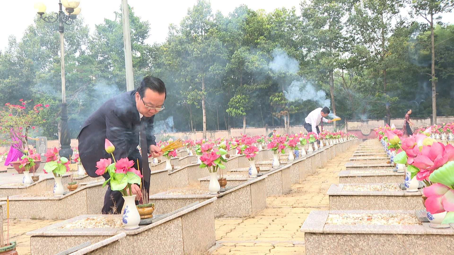 Có thể là hình ảnh về 3 người