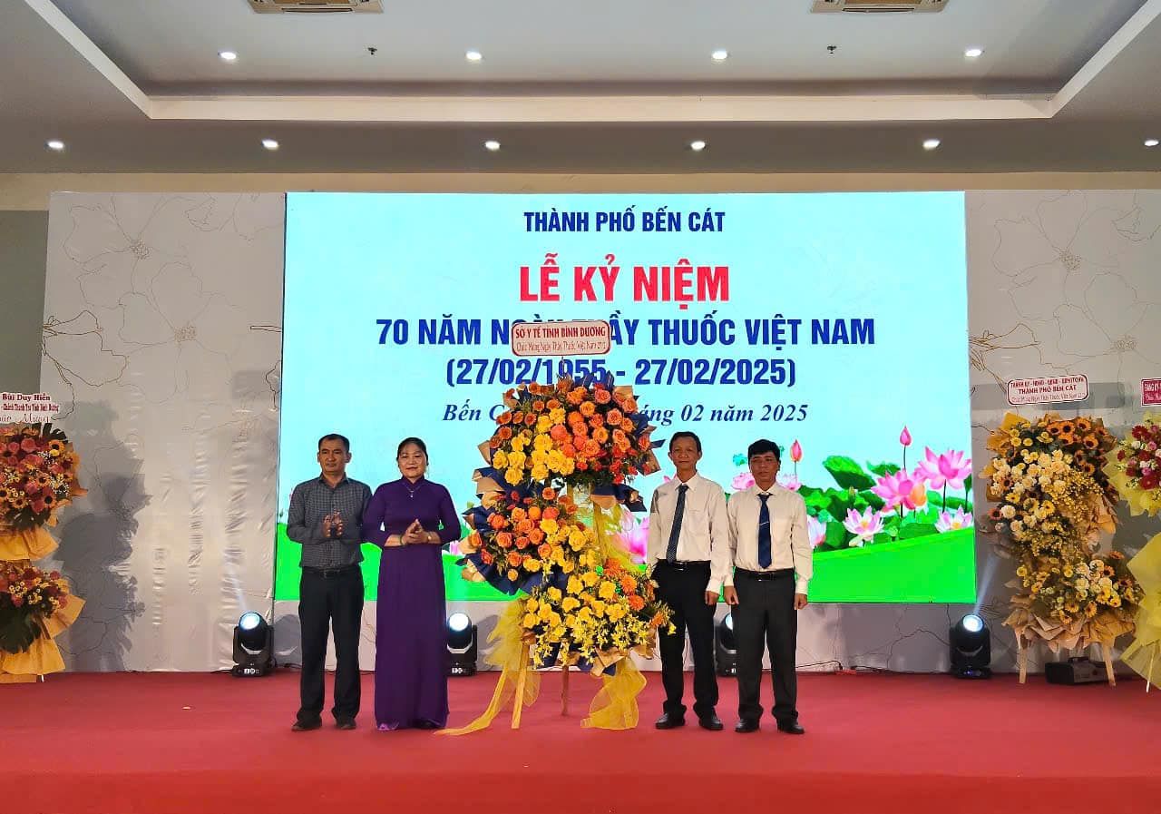 Có thể là hình ảnh về 4 người, hoa, cái bục và văn bản