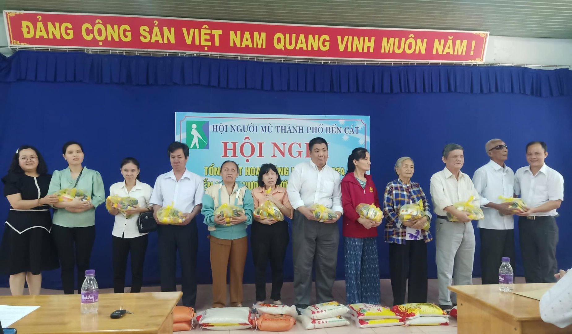 Có thể là hình ảnh về 12 người và văn bản