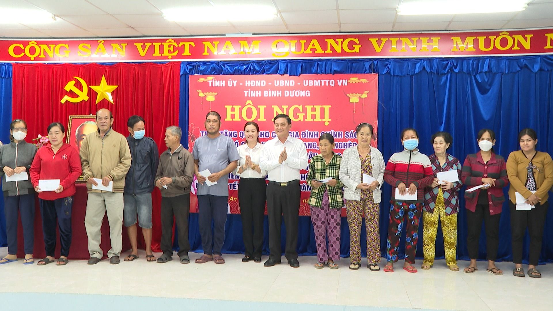 Có thể là hình ảnh về 14 người và văn bản