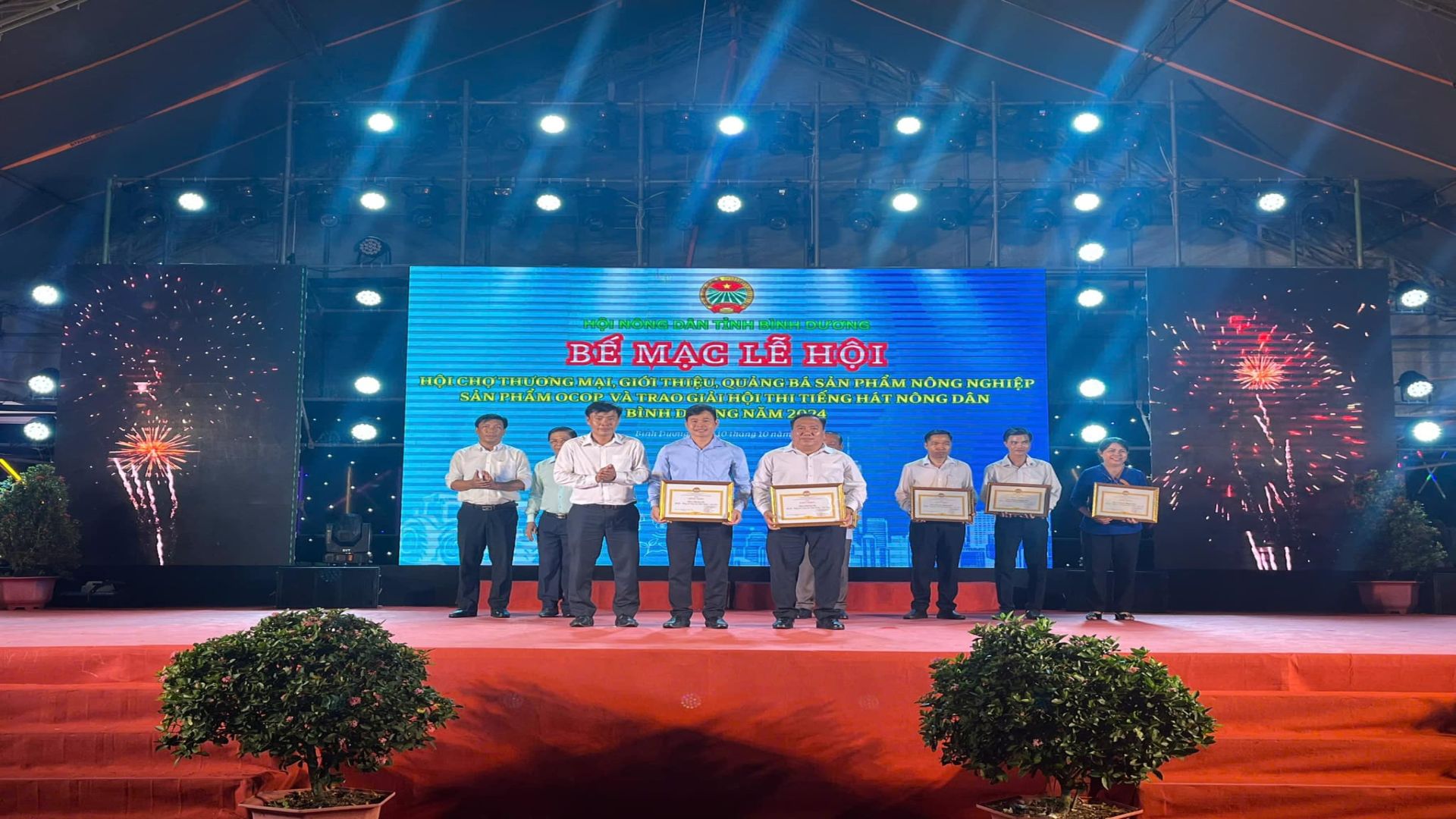 C&oacute; thể l&agrave; h&igrave;nh ảnh về 7 người, thiết bị chiếu s&aacute;ng, c&aacute;i bục v&agrave; văn bản