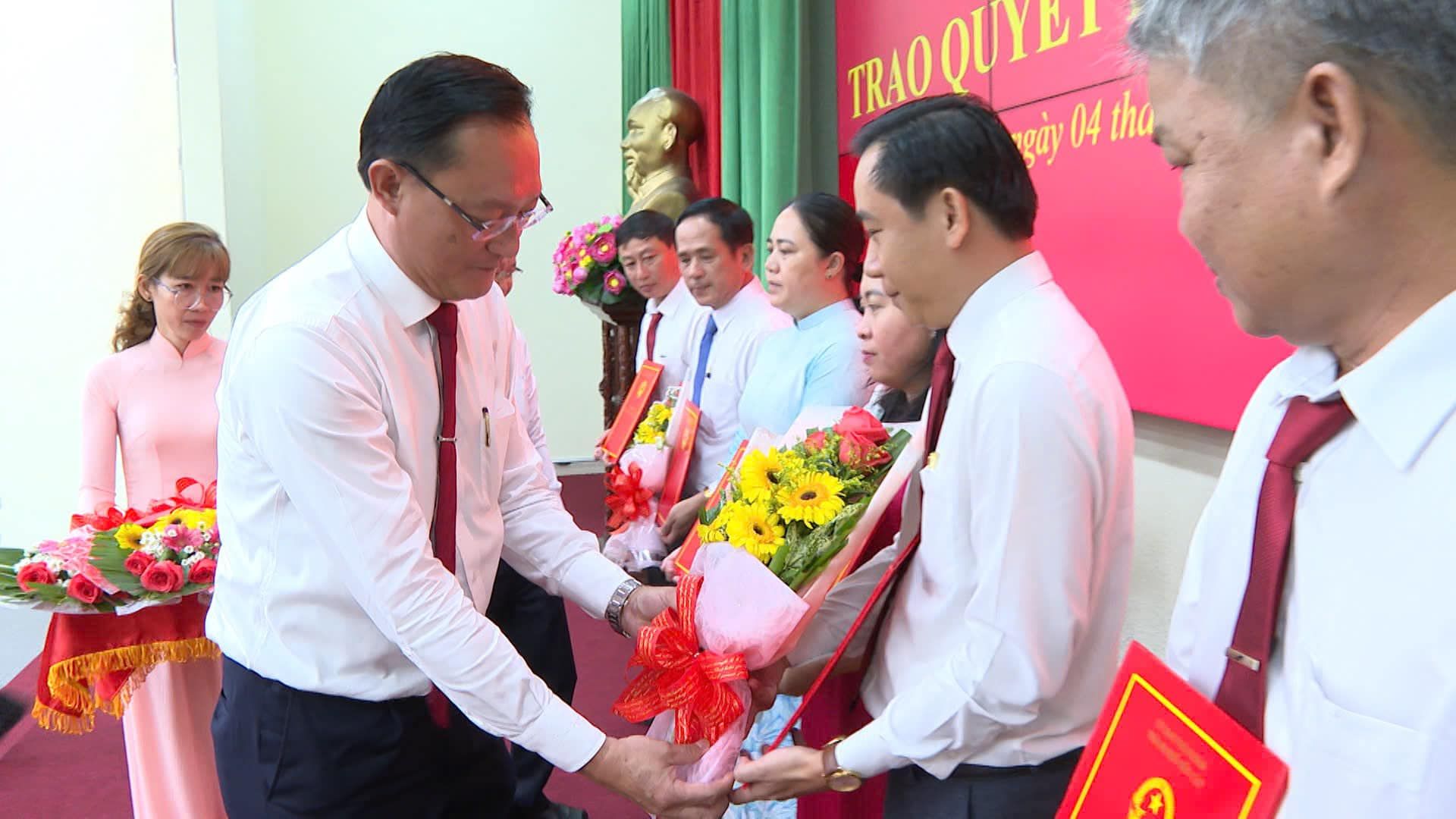 Có thể là hình ảnh về 4 người và văn bản