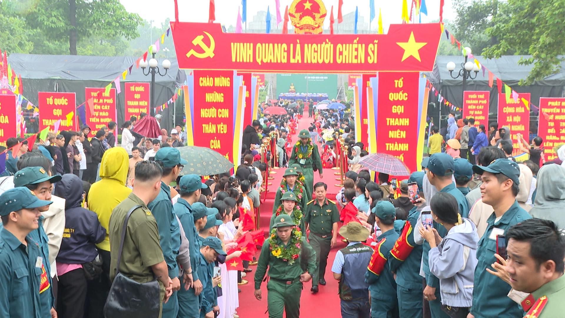 Có thể là hình ảnh về một hoặc nhiều người và văn bản cho biết 'Όπ 10 TO መሀዕር ทล่ะ یکه VINHQUANGLÌNGƯÜICHIÉNSI VINH QUANG LÀ NGƯỜI CHIẾN si CHAO MỪNG TRÃUP IEKAS 成前· NHÙNG NGƯỜI CON THẢN THÂNYÊU CUA TỔ QUỐC THANH RUYÊN NIÊN THÀNH'