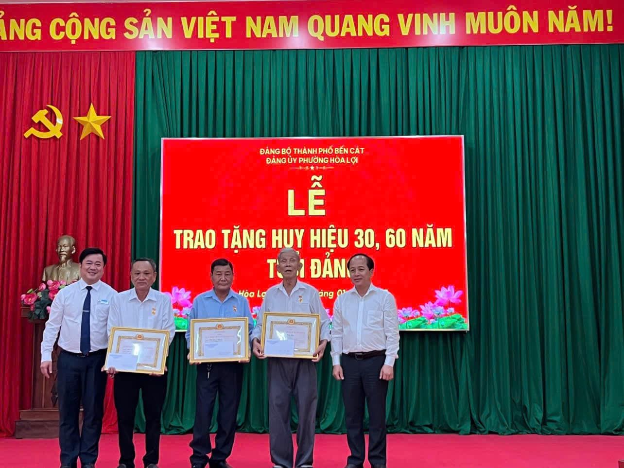 Có thể là hình ảnh về 5 người và văn bản