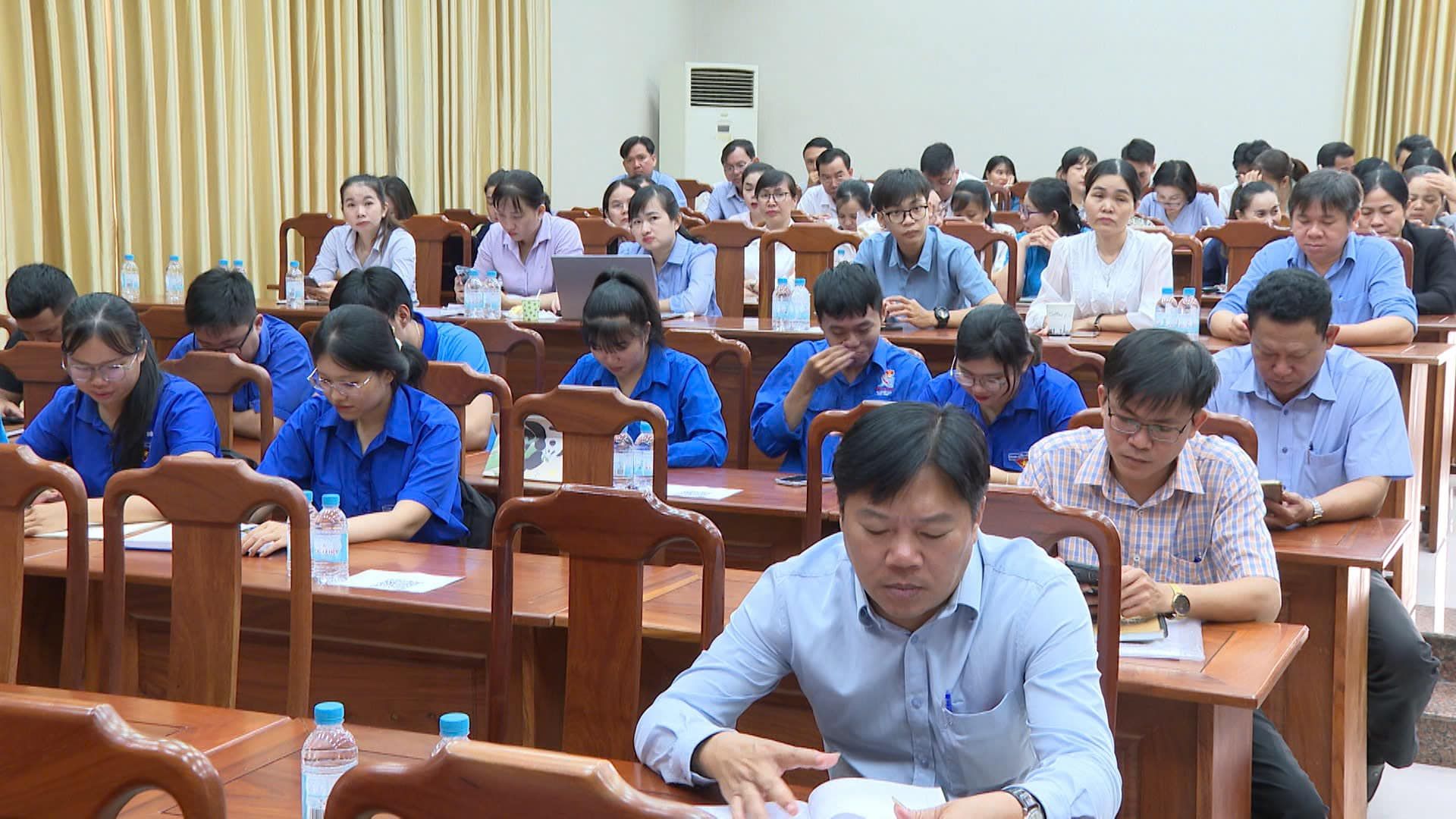 Có thể là hình ảnh về 6 người và mọi người đang học