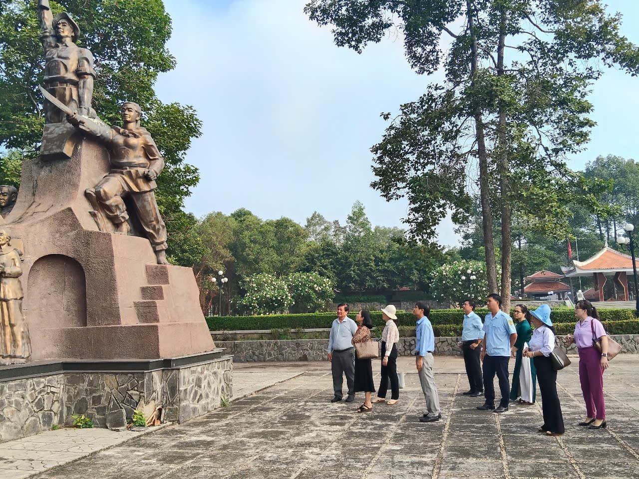 Có thể là hình ảnh về 9 người, đài kỷ niệm và đền thờ