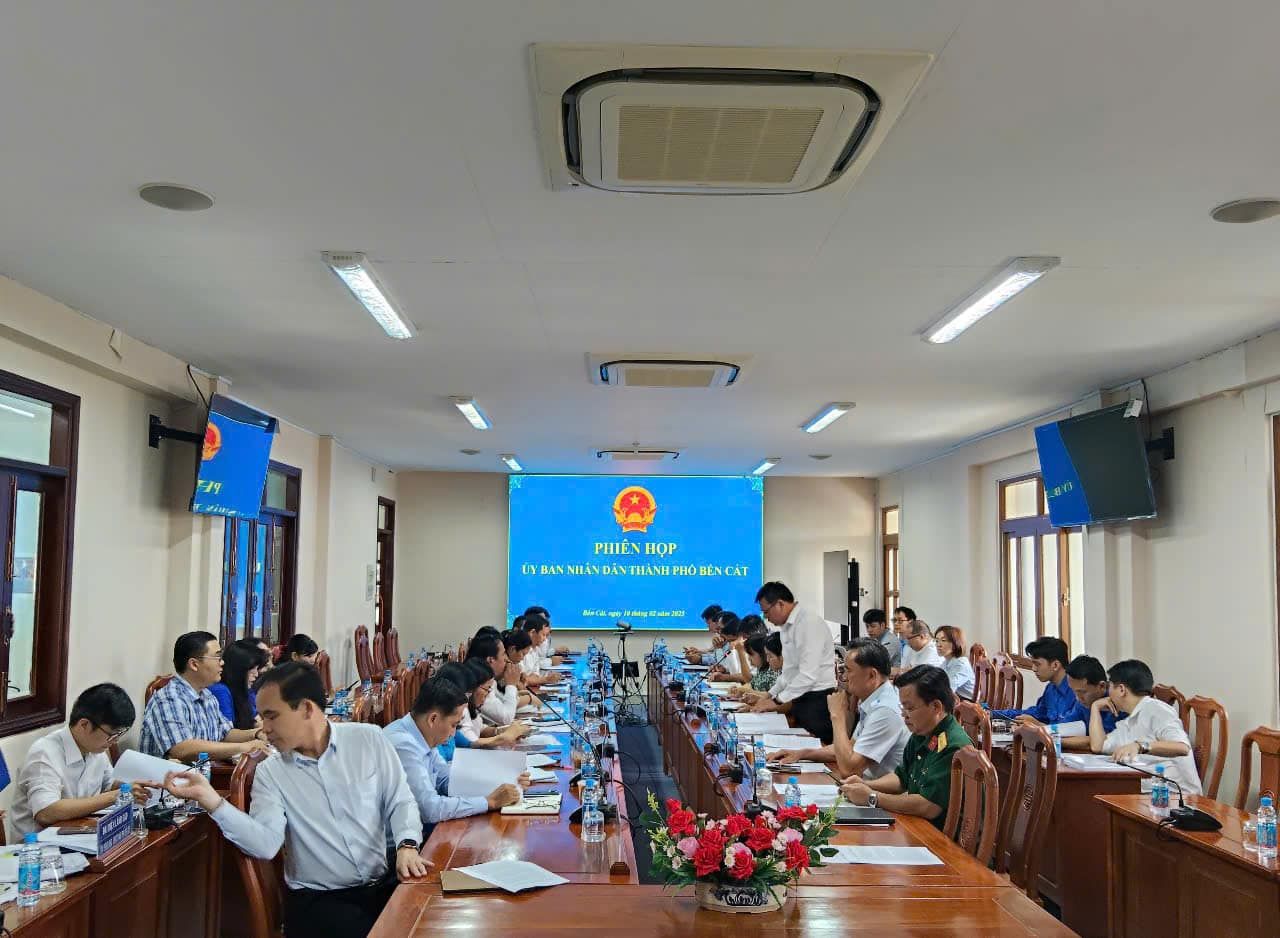 Có thể là hình ảnh về 7 người, mọi người đang học và văn bản