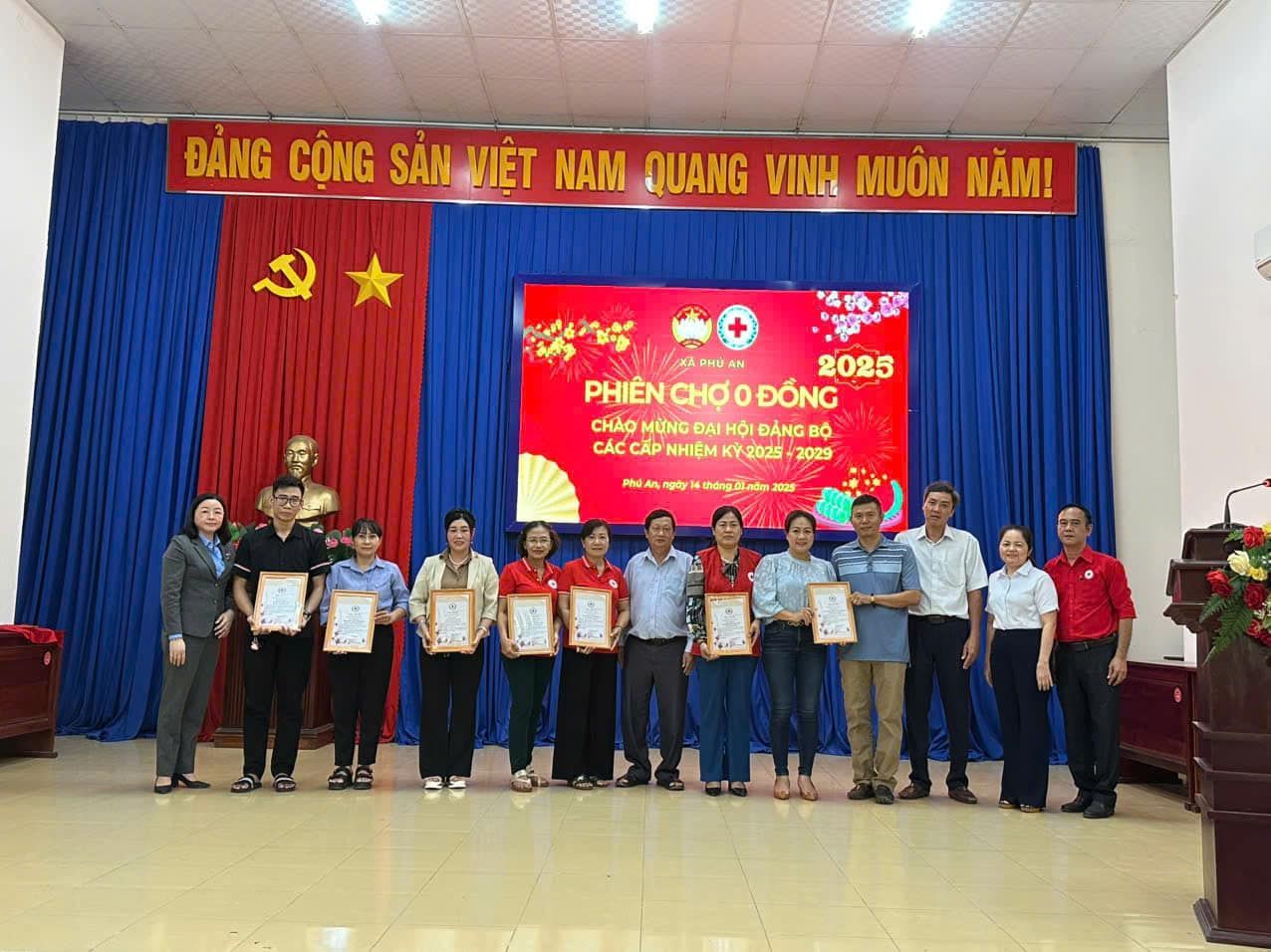 Có thể là hình ảnh về 13 người, cái bục và văn bản