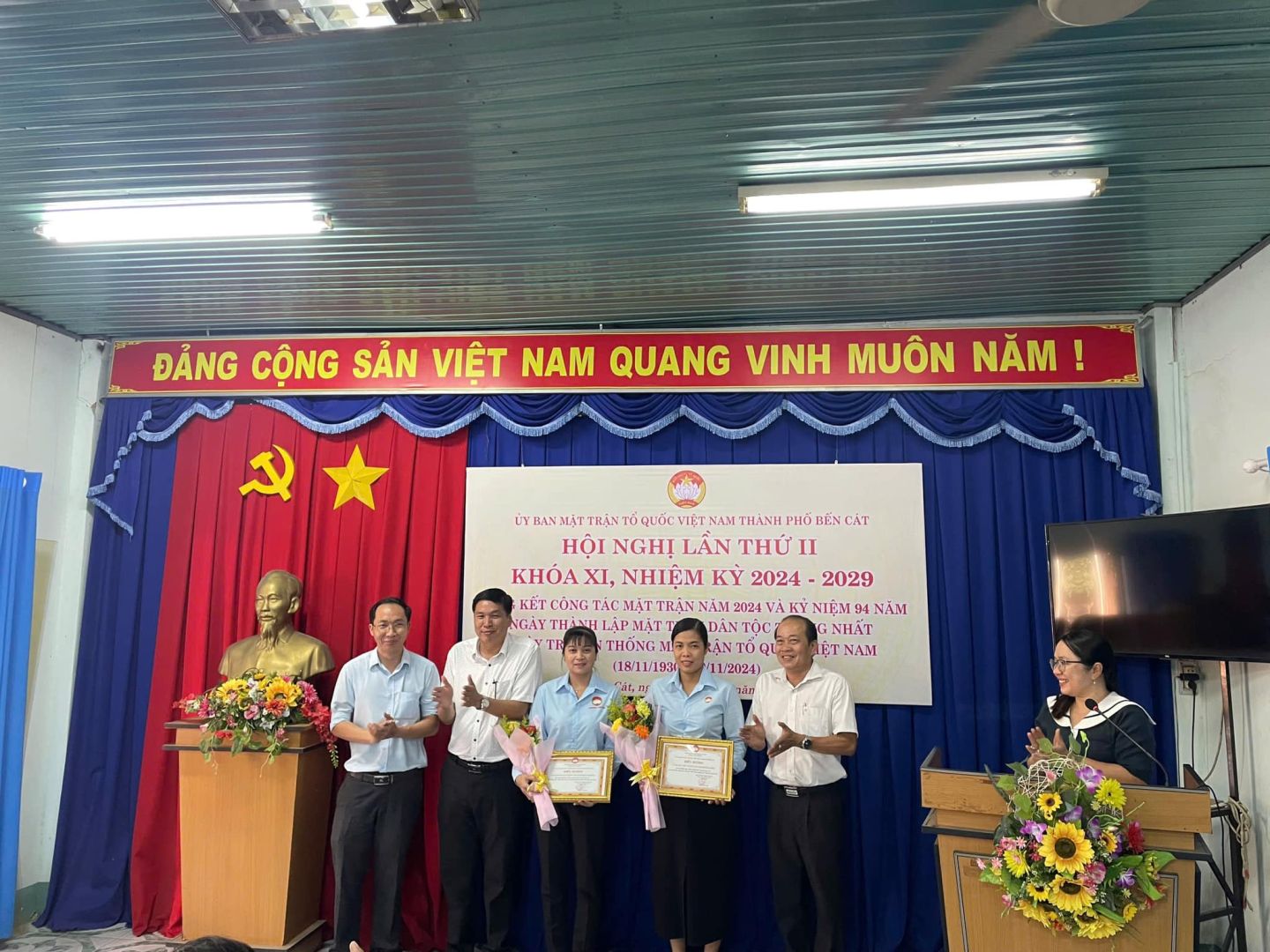 Có thể là hình ảnh về 6 người, cái bục và văn bản