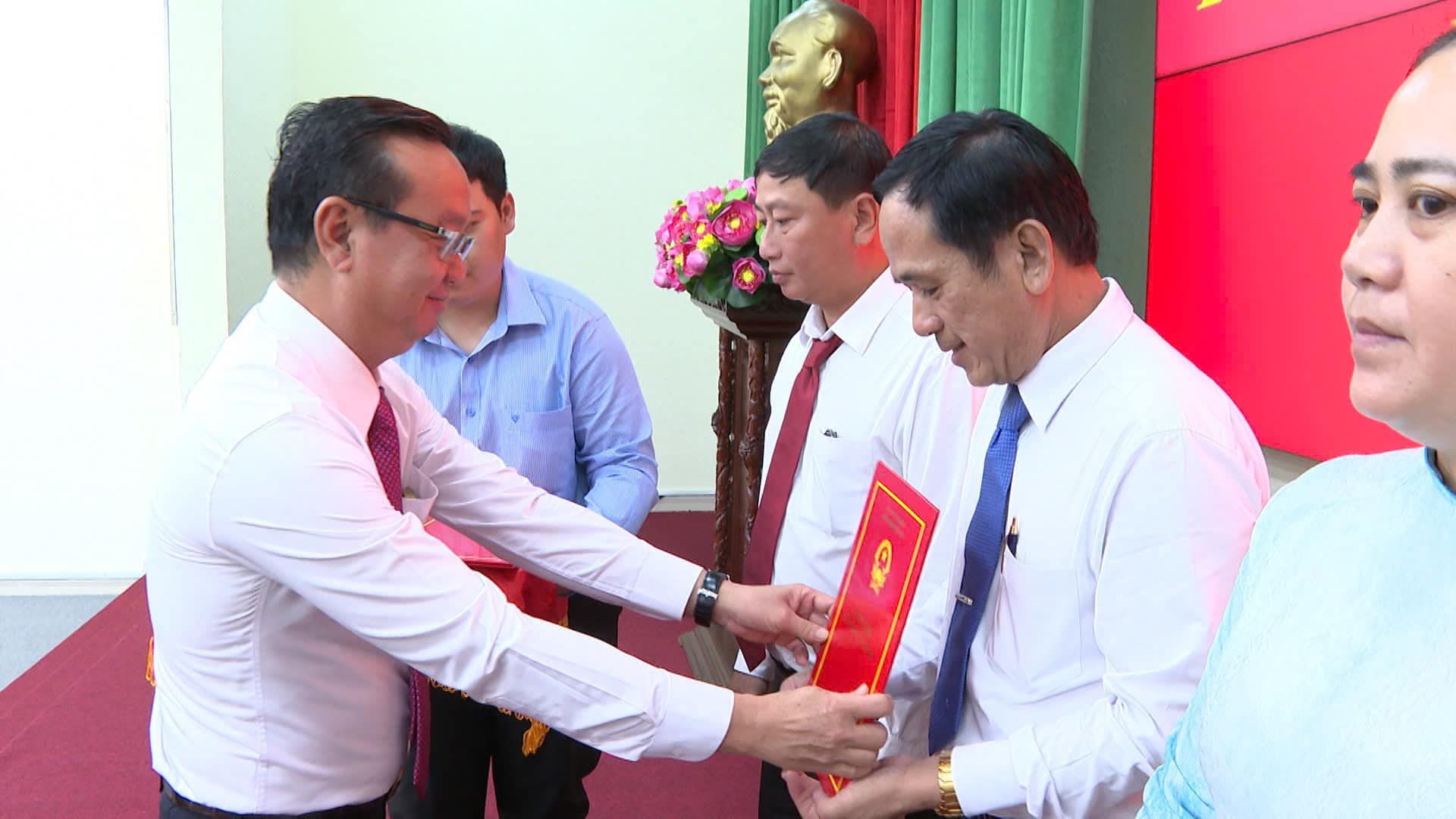 Có thể là hình ảnh về 3 người