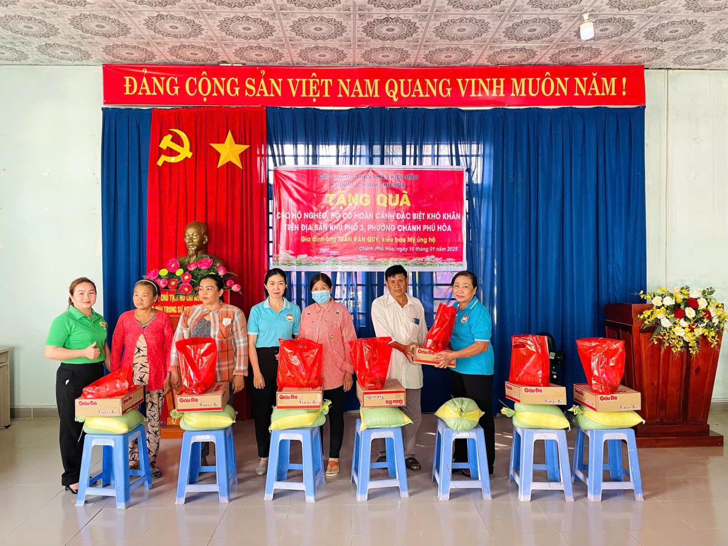 Có thể là hình ảnh về 8 người và văn bản