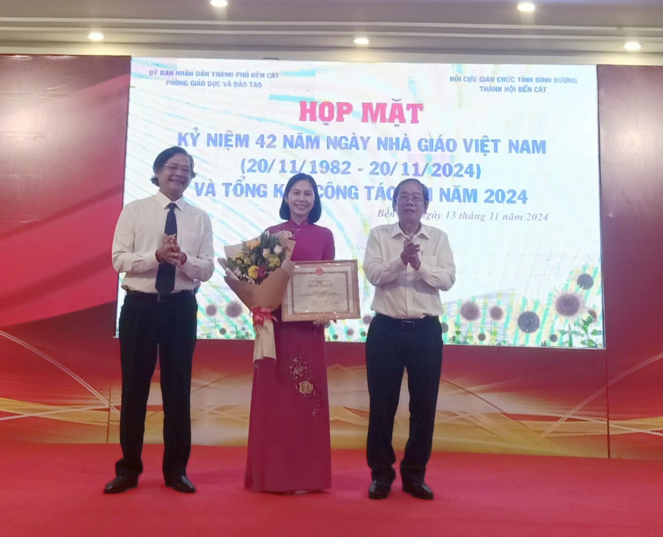 Có thể là hình ảnh về 3 người và văn bản
