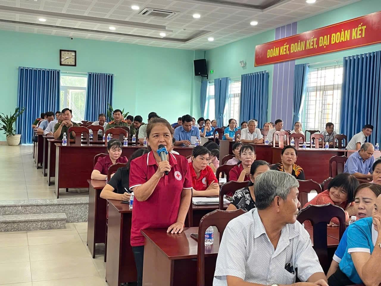 Có thể là hình ảnh về 7 người, mọi người đang học, bệnh viện và văn bản