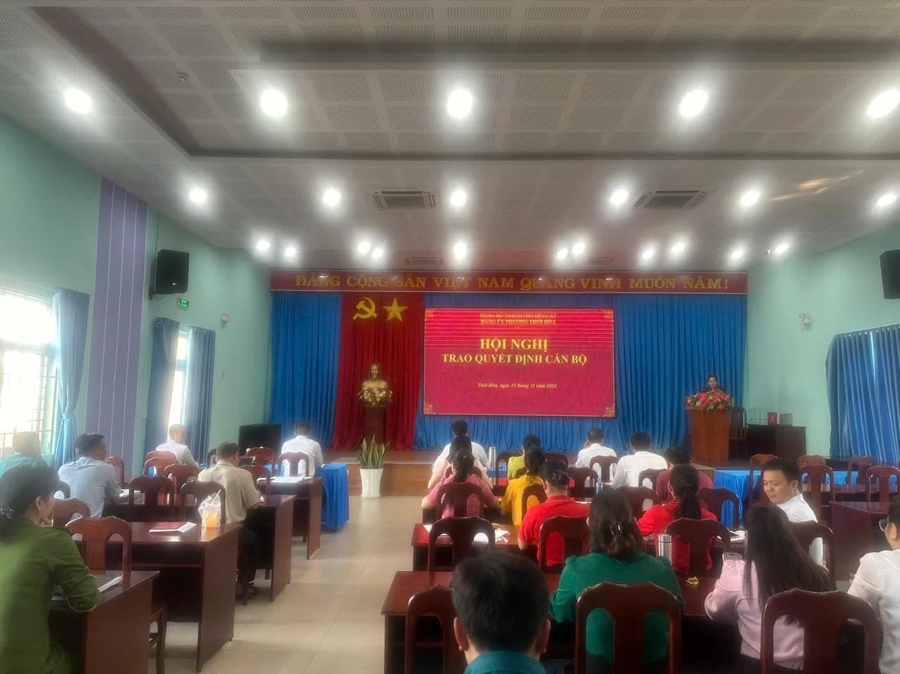 Có thể là hình ảnh về 11 người, mọi người đang học, cái bục và văn bản