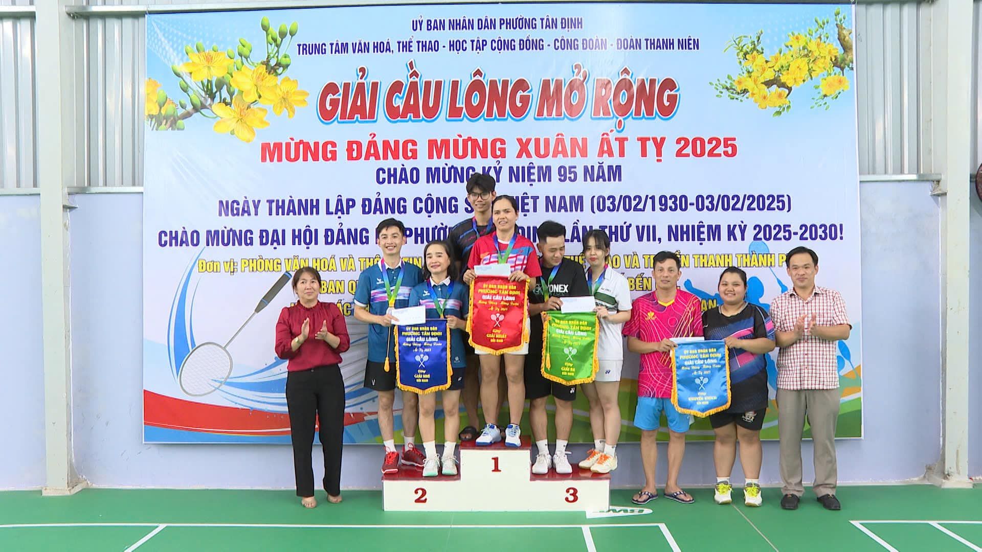 Có thể là hình ảnh về 9 người và văn bản