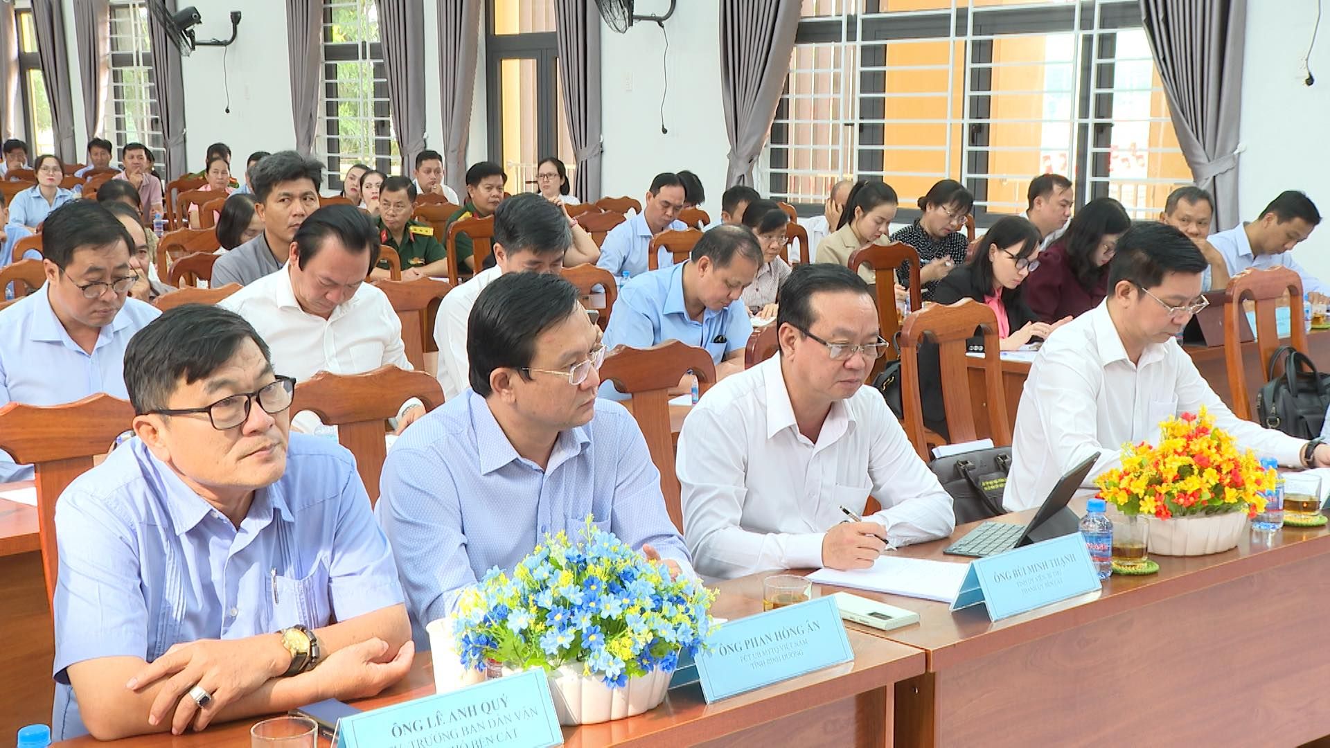 Có thể là hình ảnh về 4 người, mọi người đang học và văn bản