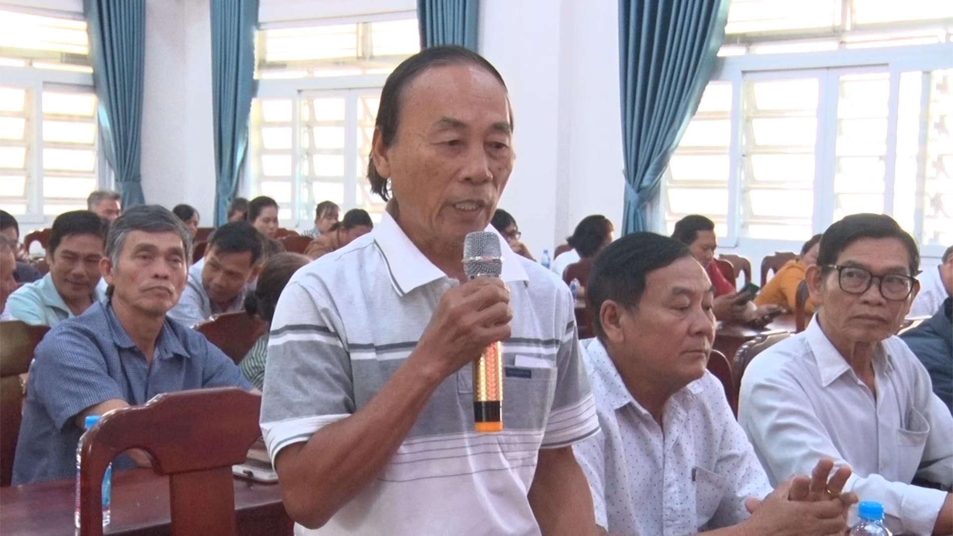 Có thể là hình ảnh về 4 người