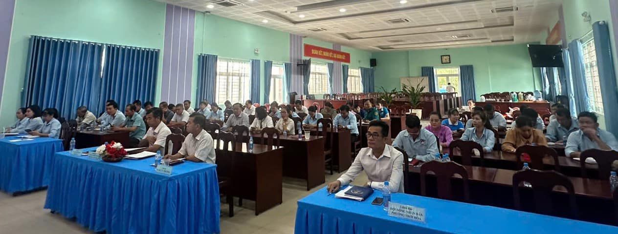 Có thể là hình ảnh về 4 người, mọi người đang học, bàn và văn bản