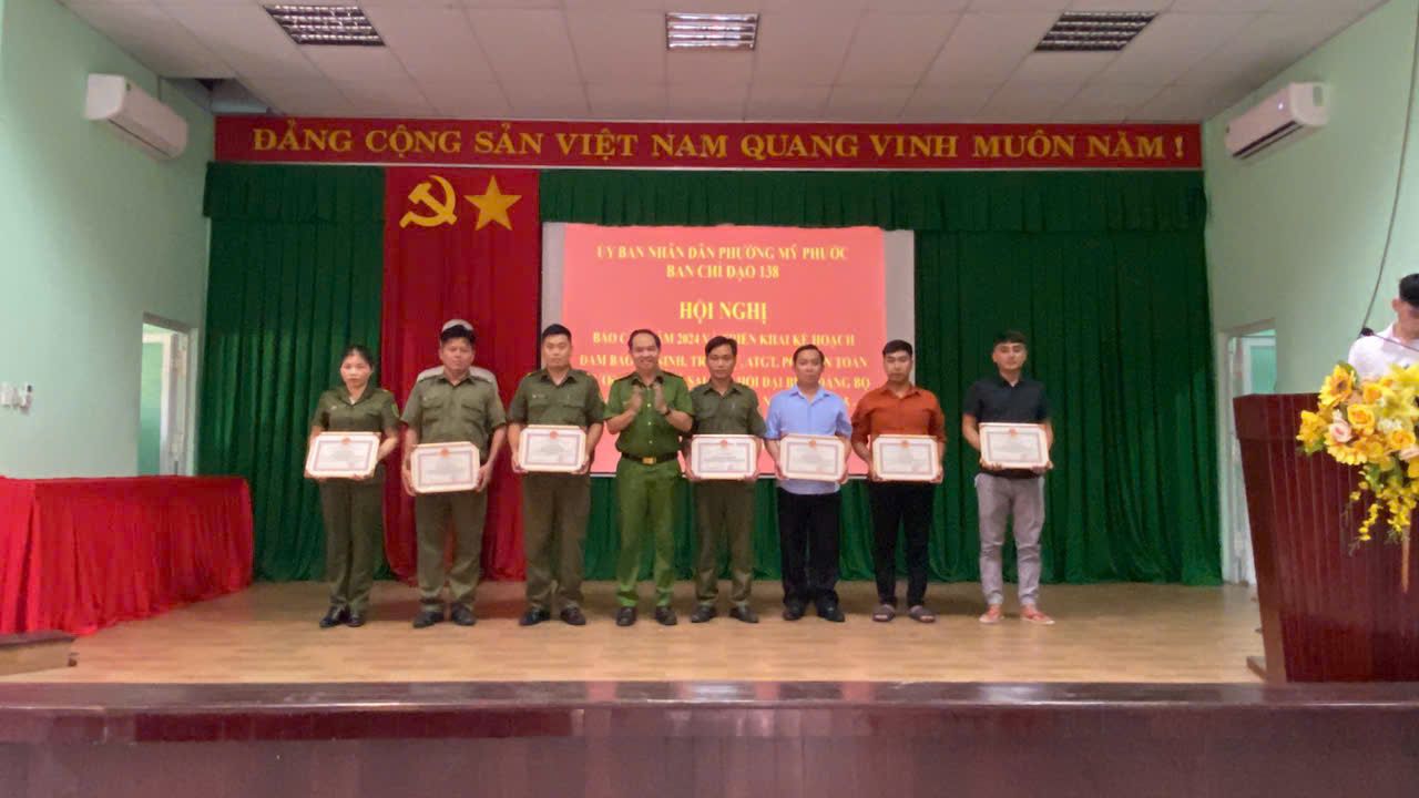 C&oacute; thể l&agrave; h&igrave;nh ảnh về 8 người v&agrave; văn bản