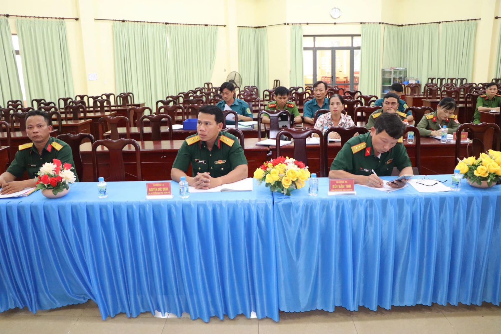 Có thể là hình ảnh về 5 người, bàn, cái bục và văn bản