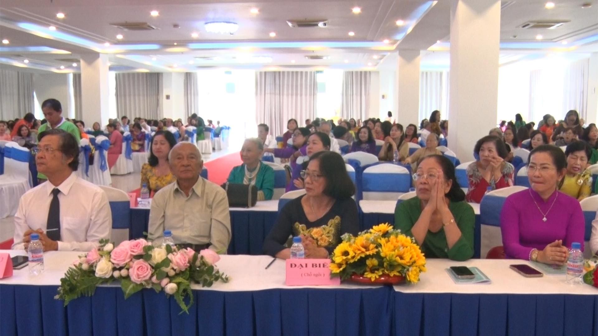 Có thể là hình ảnh về một hoặc nhiều người, mọi người đang học và văn bản