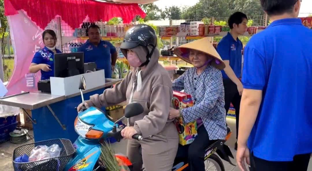 Có thể là hình ảnh về 6 người và xe scooter