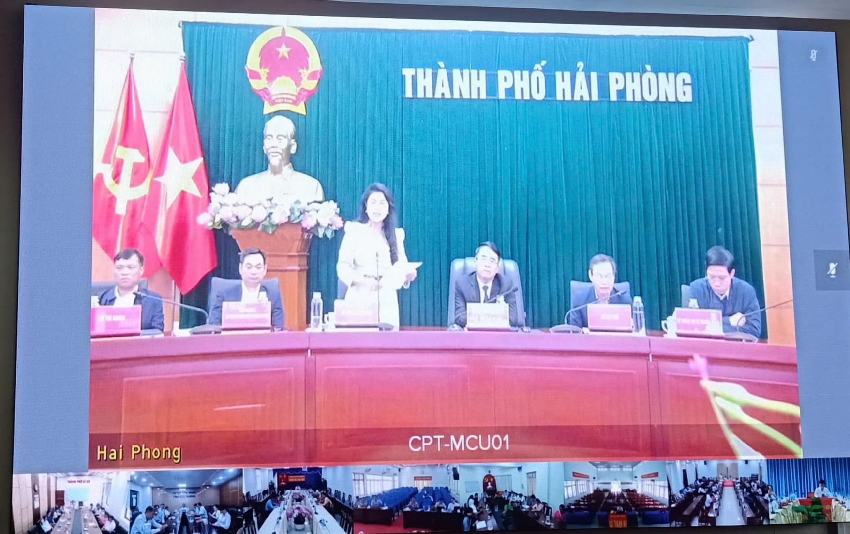 Có thể là hình ảnh về 6 người và văn bản