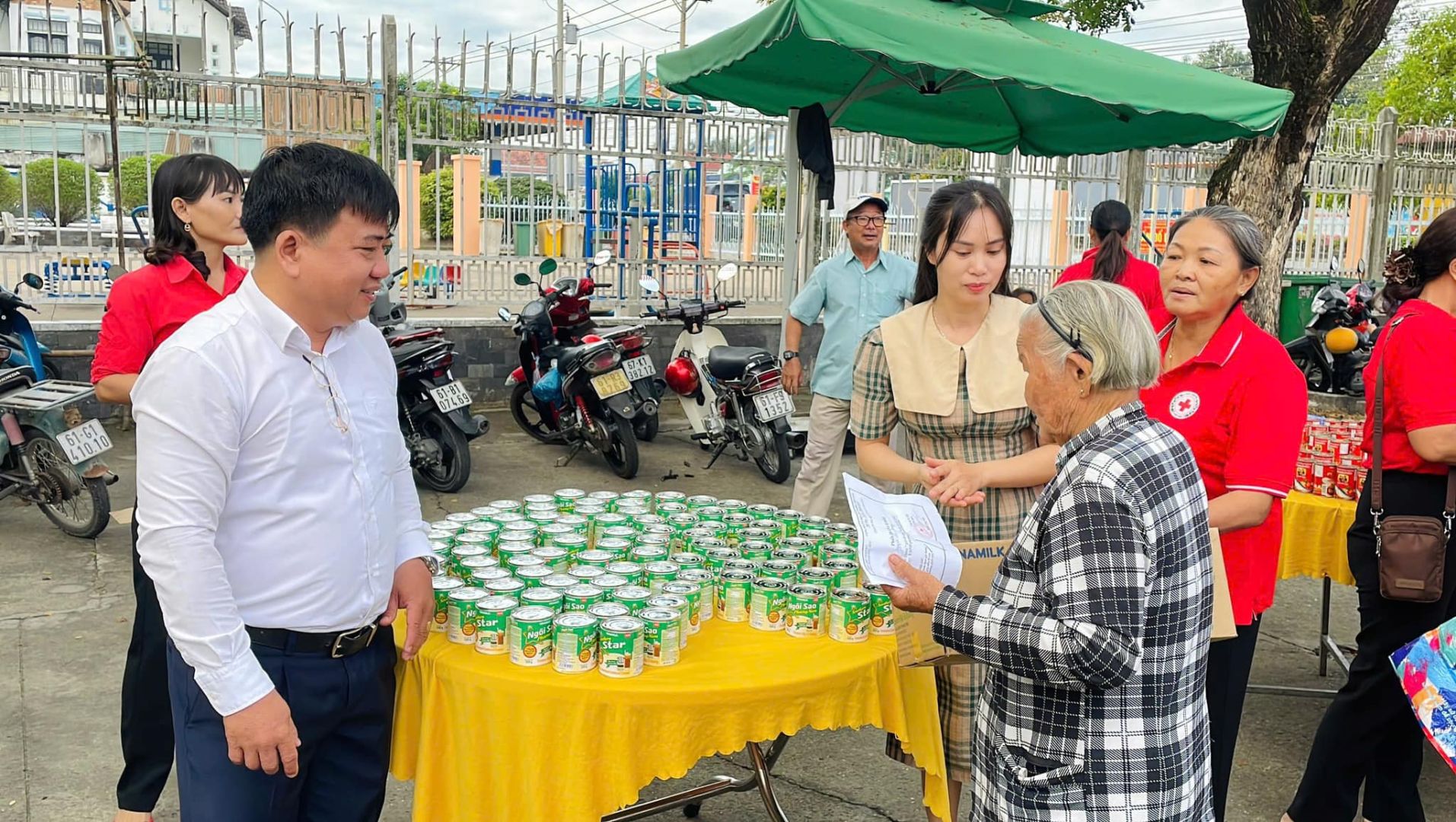 Có thể là hình ảnh về 7 người và văn bản cho biết '51-G1 ひC ะ YAMILK'