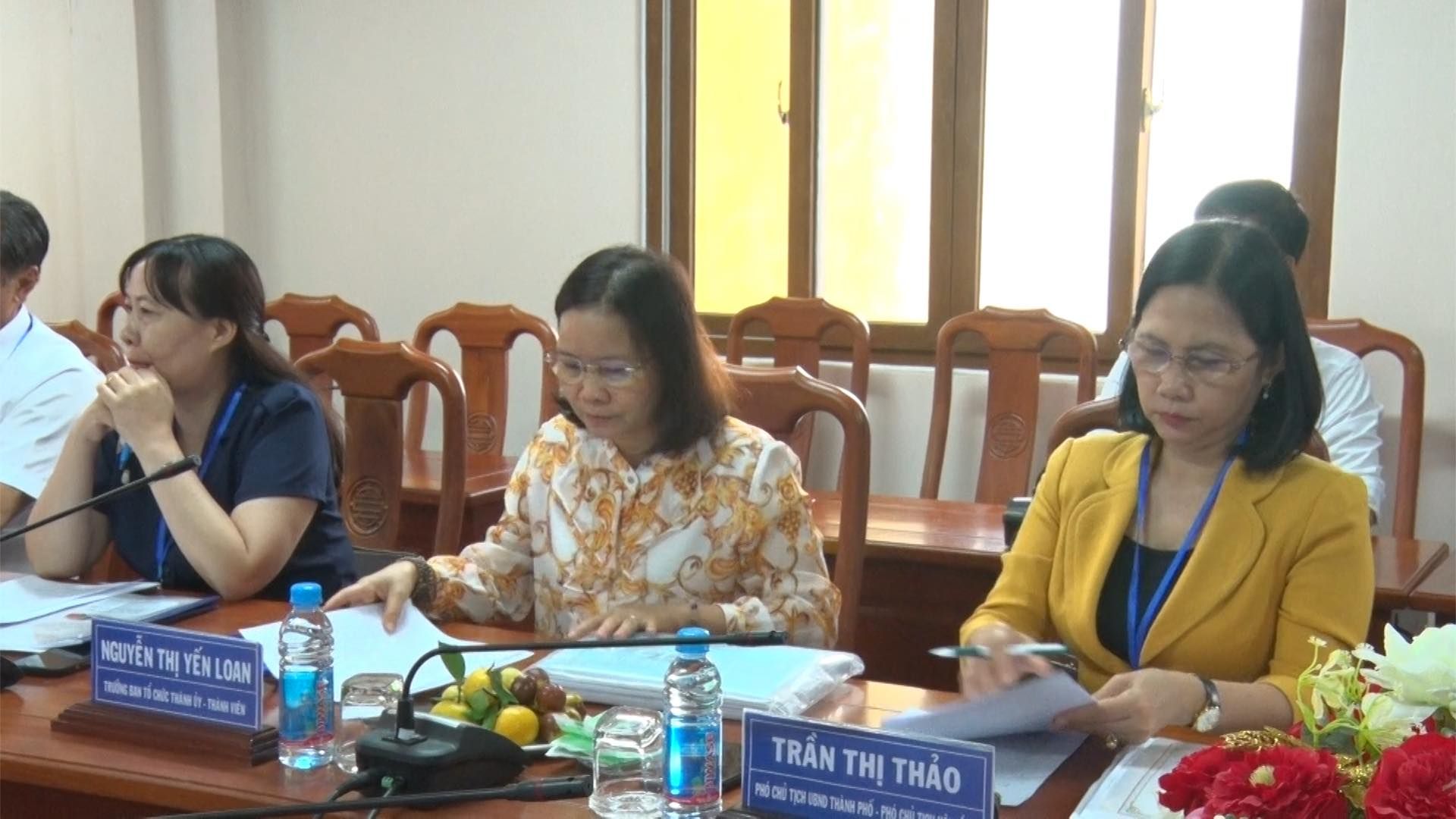 Có thể là hình ảnh về 3 người và mọi người đang học