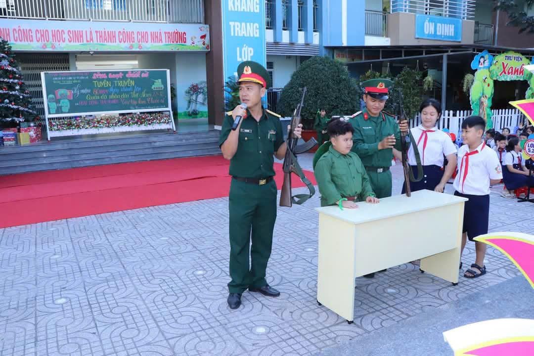 Có thể là hình ảnh về 6 người và văn bản