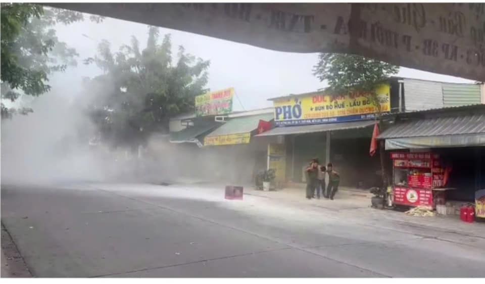 Có thể là hình ảnh về 2 người, sương mù và văn bản