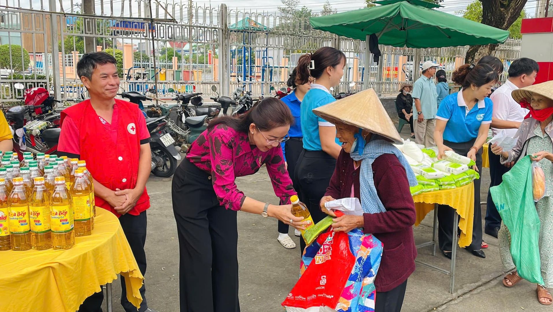 Có thể là hình ảnh về 7 người và văn bản