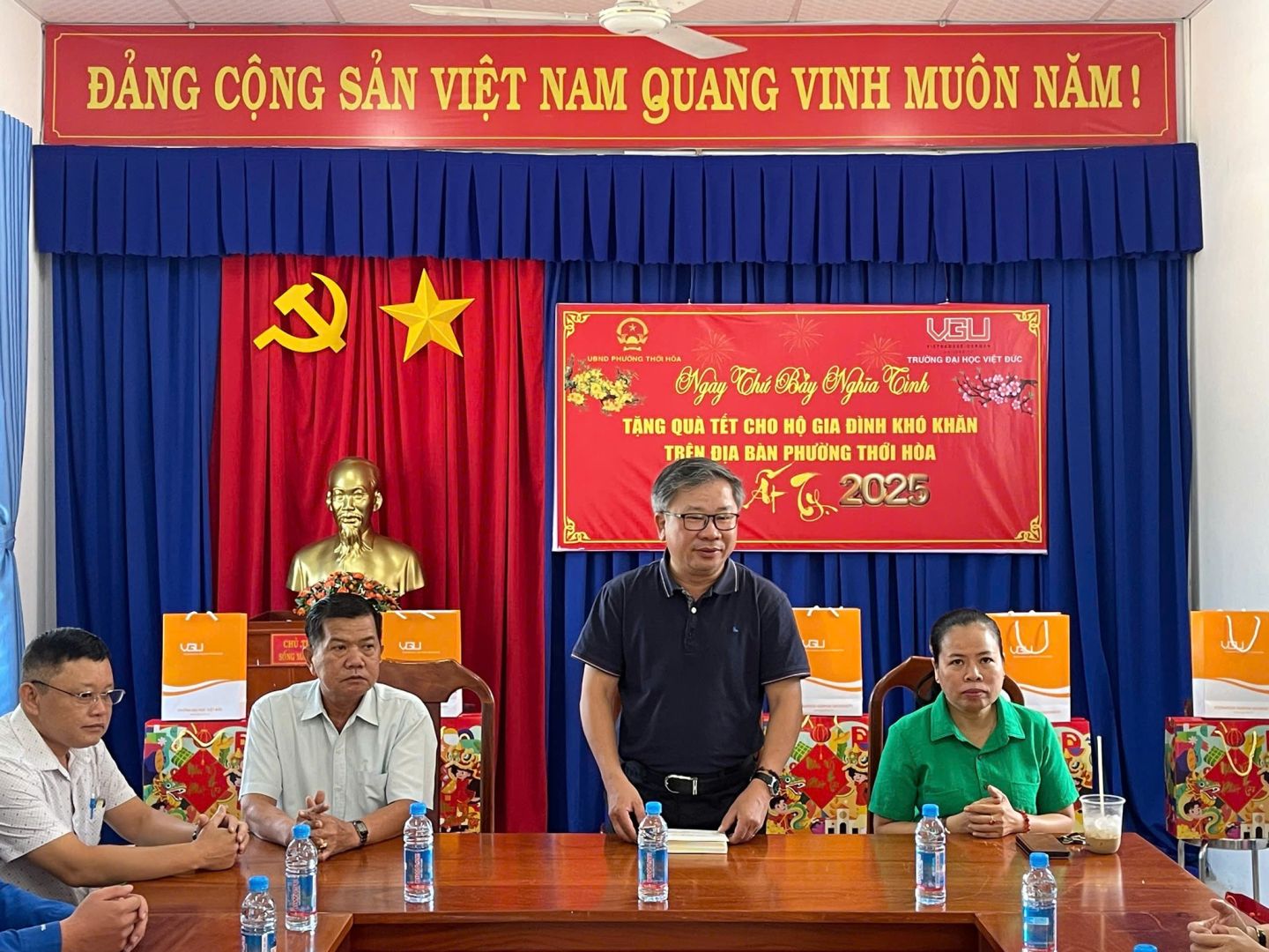 C&oacute; thể l&agrave; h&igrave;nh ảnh về 4 người v&agrave; văn bản