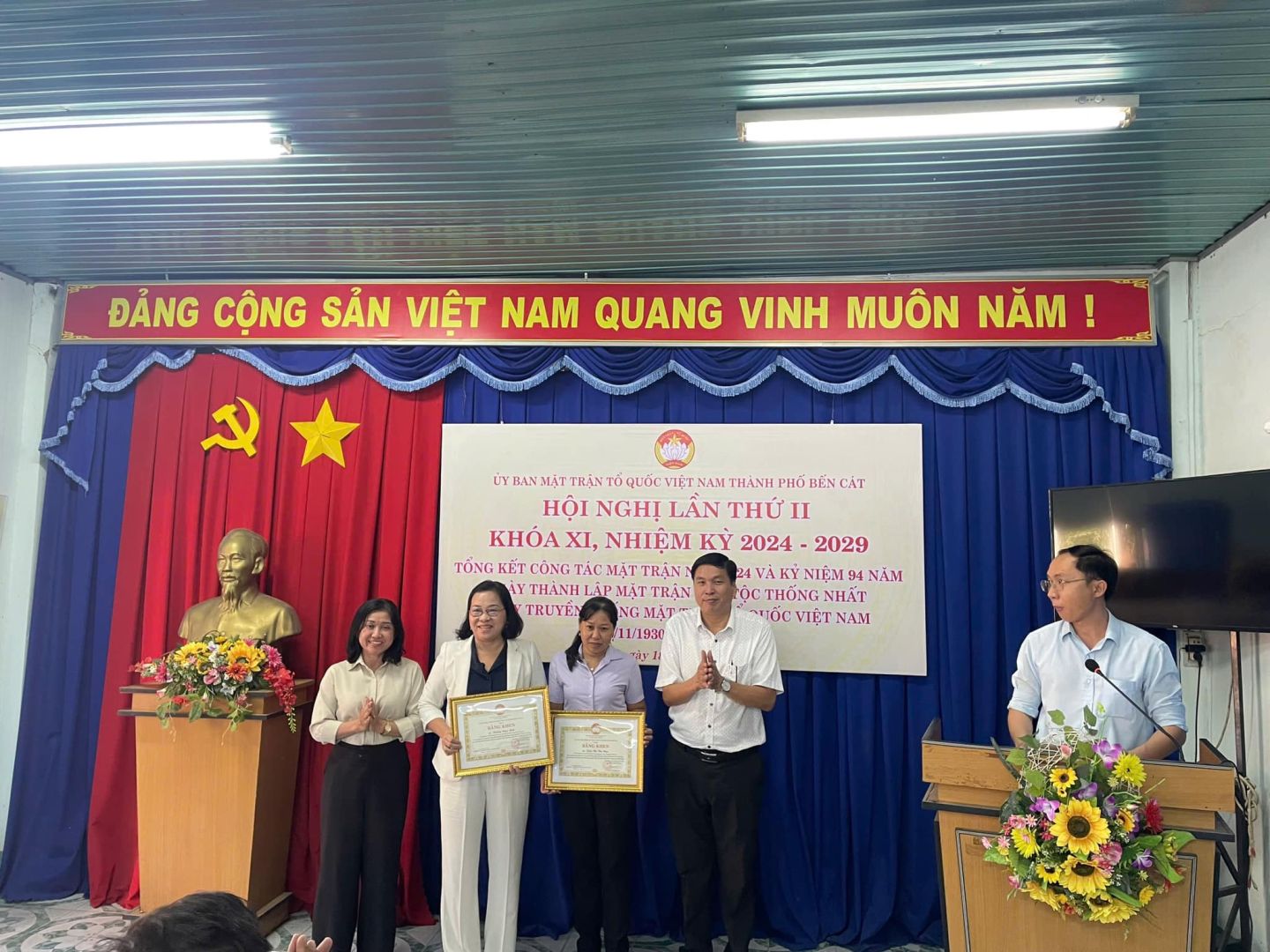 Có thể là hình ảnh về 5 người và văn bản cho biết 'ĐẢNG CỘNG SẢN VIỆT NAM QUANG VINH MUÔN NĂM ! Ος AT MẶT: THẬN quỘC TỆT NAM THÀNH PHỔ HỘI NGHI LAN THỨ II KHOA XI, NHIÊM KỲ 2024 2029 TÔNG KET CÔNG TAC MẶT MẶTTRÂN TRẬN NIỆM NĂM THÀNH MẮT TRẬN hộc CTHỐN THÔNG NHẤT TRUYỀN NG MAT จอิอ VIỆT NAM 11/ 990 ME'