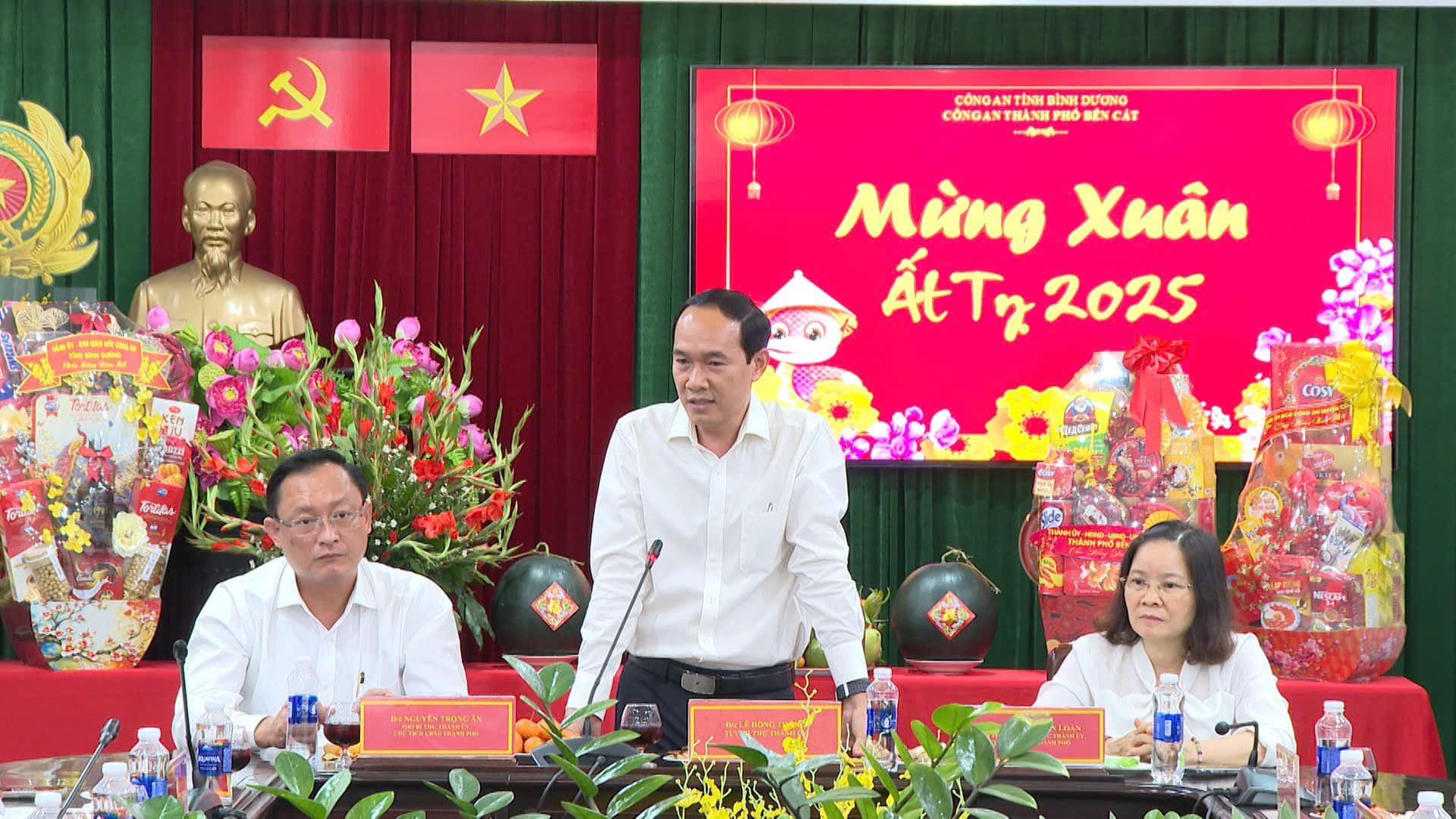 Có thể là hình ảnh về 3 người và văn bản