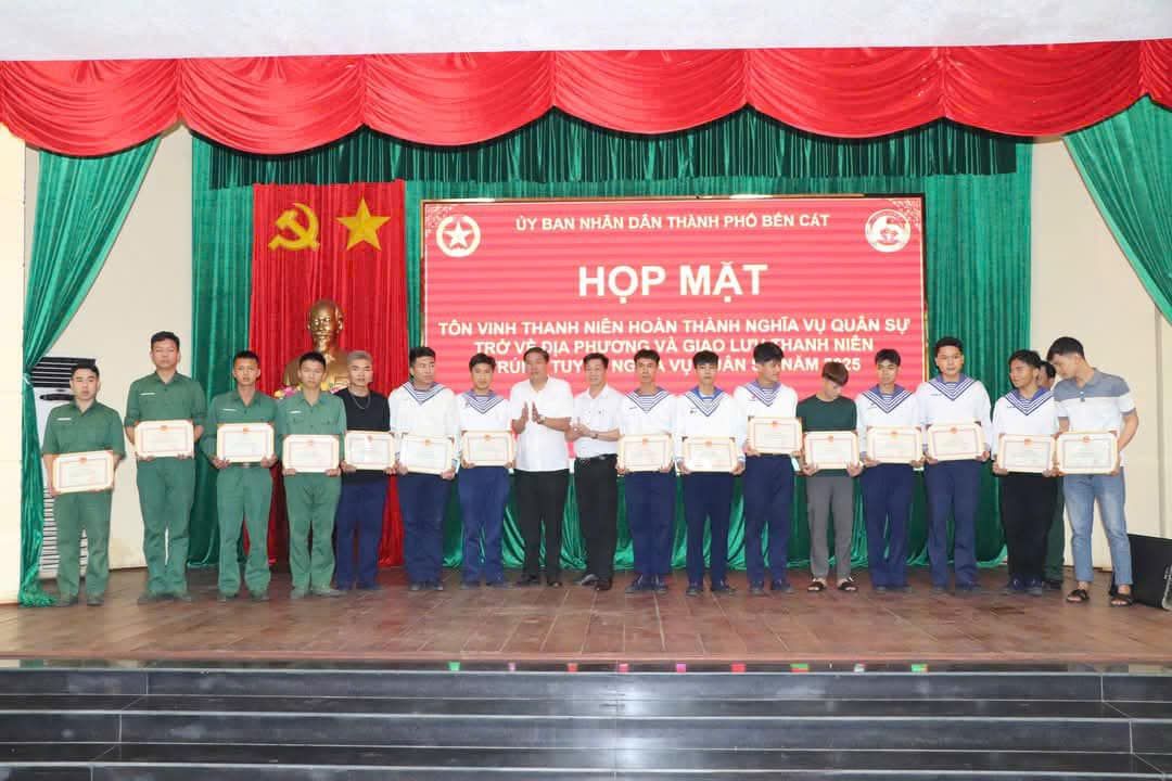 Có thể là hình ảnh về 17 người, đang trình diễn võ thuật và văn bản