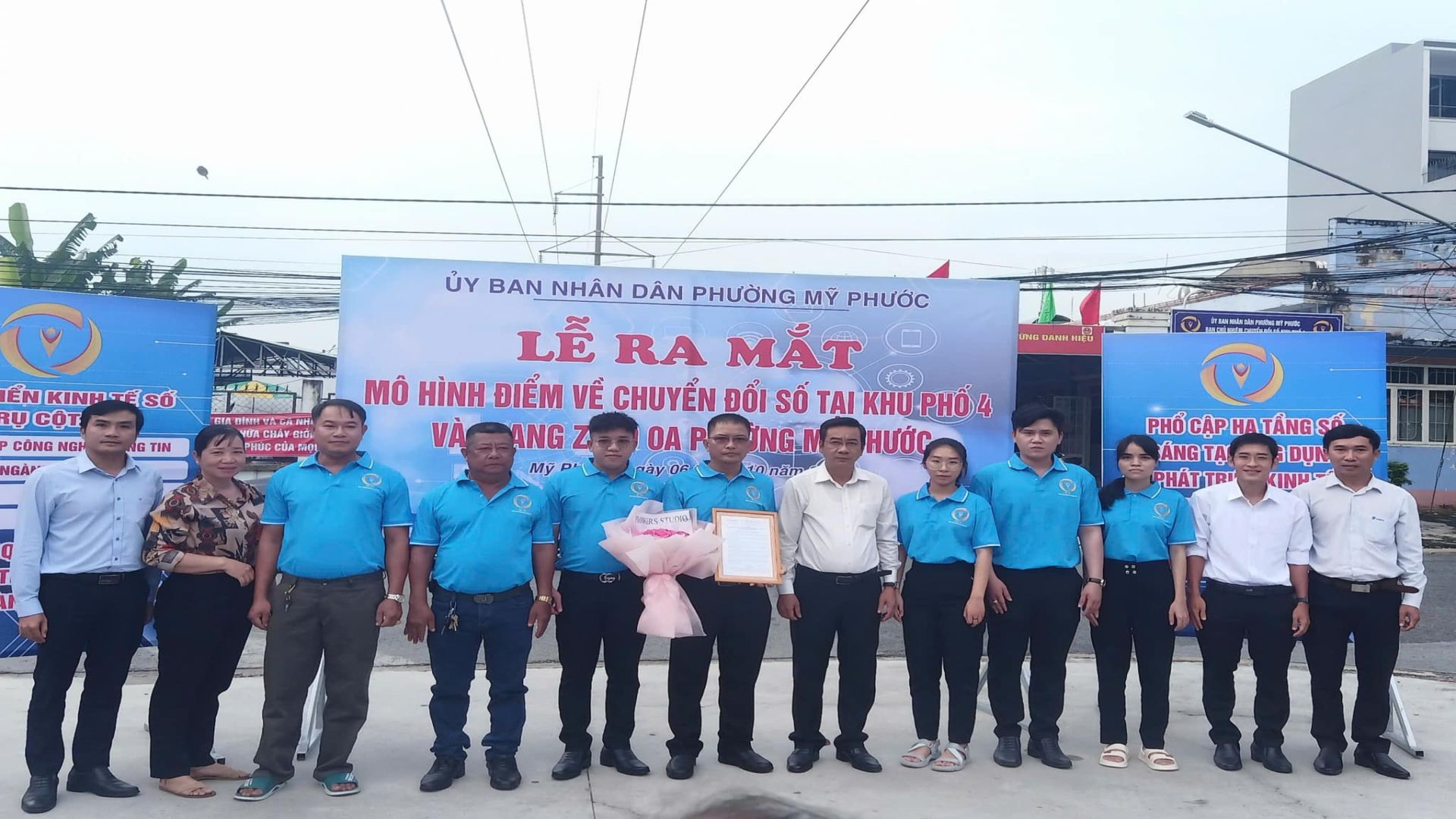 Có thể là hình ảnh về 12 người và văn bản