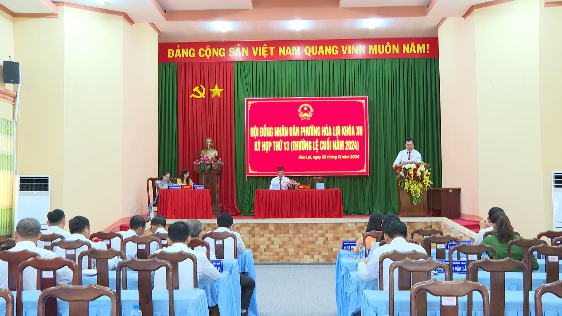 Có thể là hình ảnh về 9 người, bàn, cái bục và văn bản