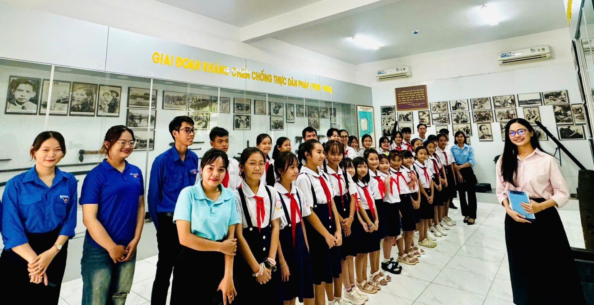 Có thể là hình ảnh về 6 người, mọi người đang học, sáo, đàn violin, kèn oboe, kèn clarinet và văn bản