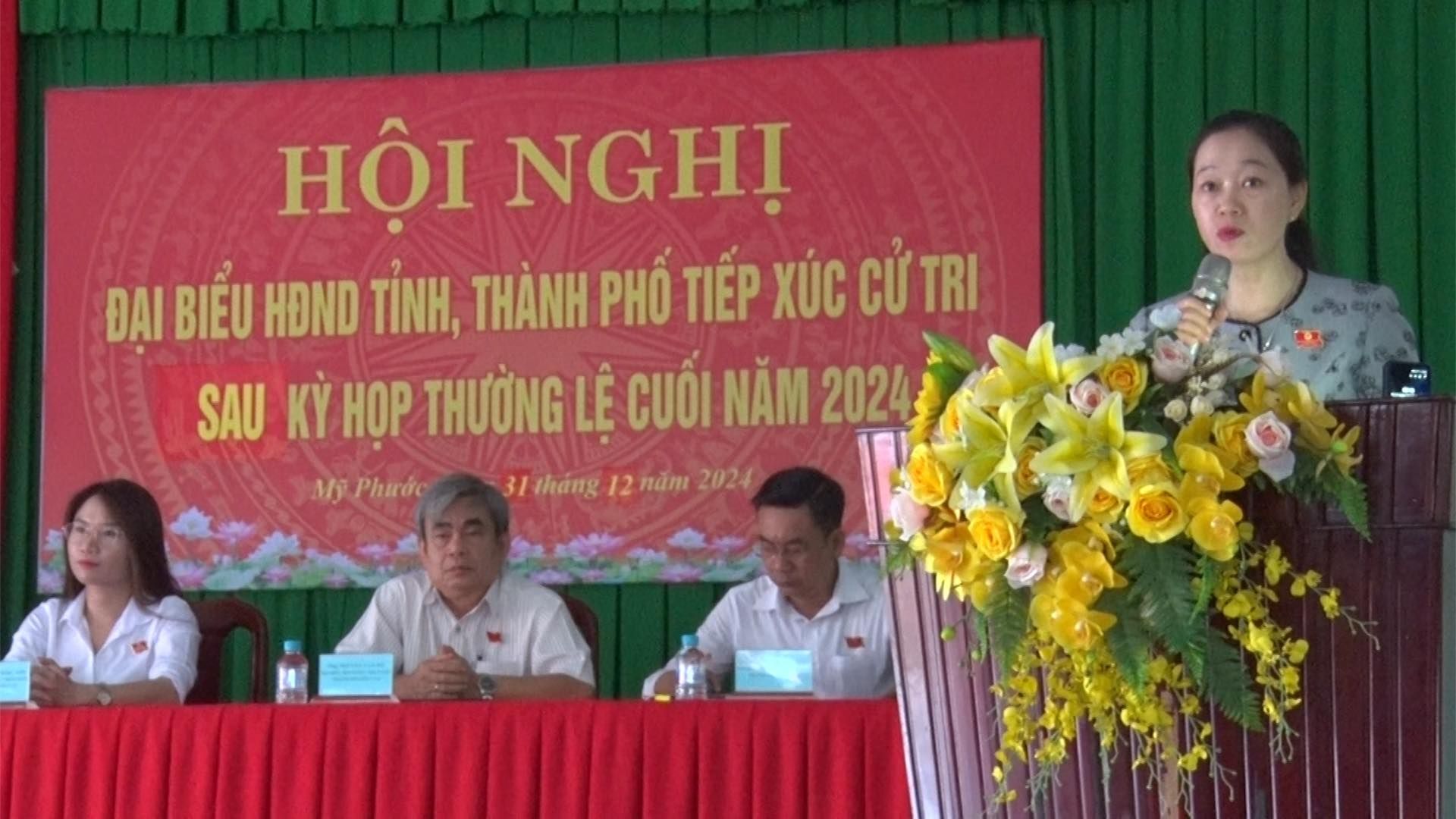 Có thể là hình ảnh về 5 người và văn bản